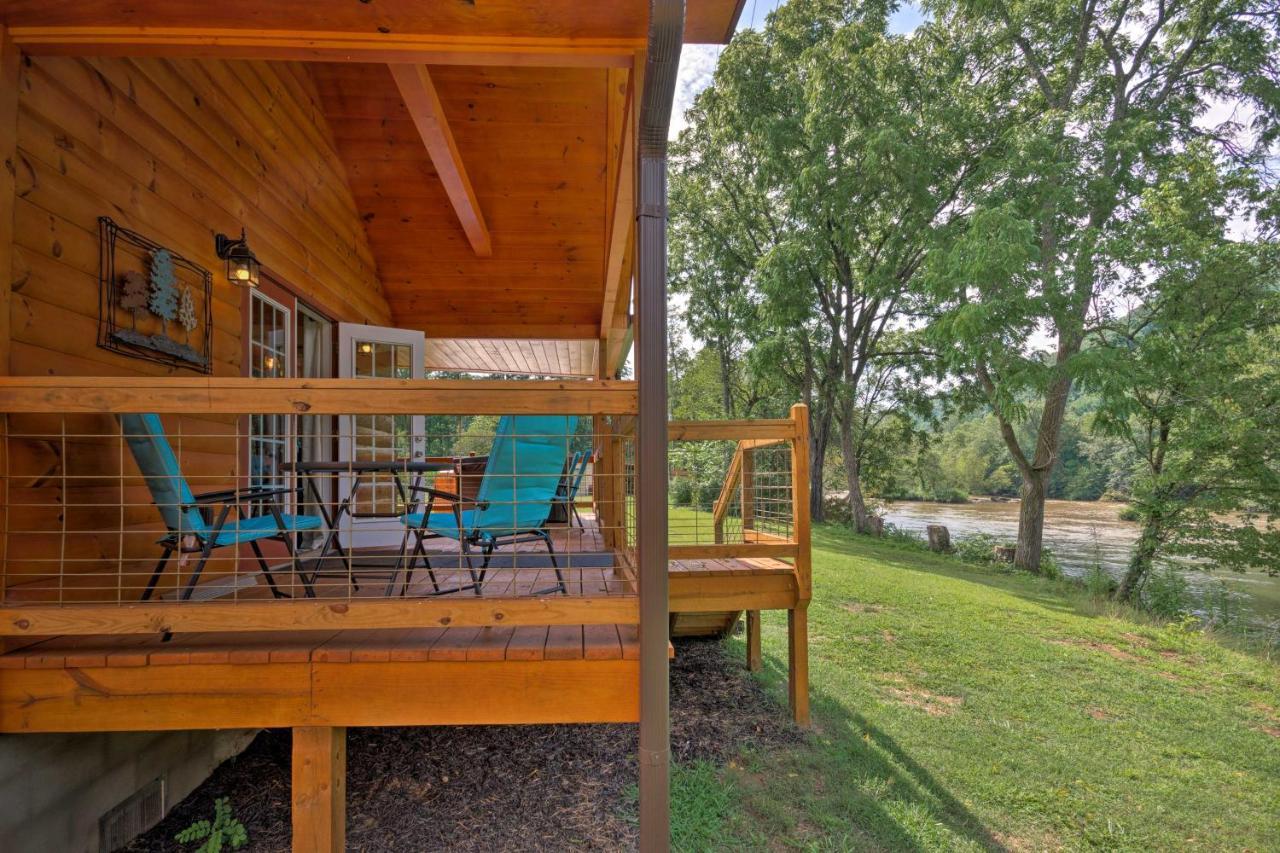 Cozy Riverfront Cabin With Private Deck And Hot Tub! Bryson City Exterior foto