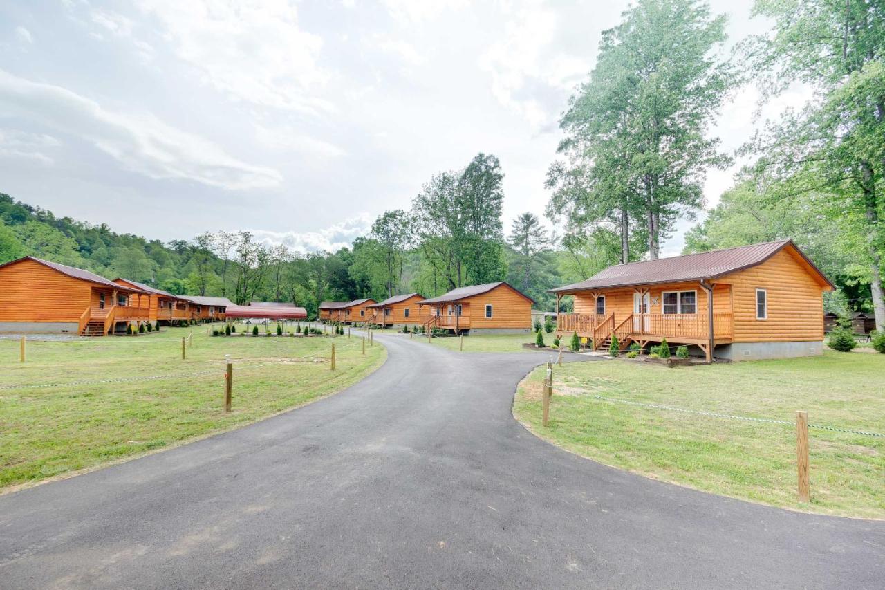 Cozy Riverfront Cabin With Private Deck And Hot Tub! Bryson City Exterior foto